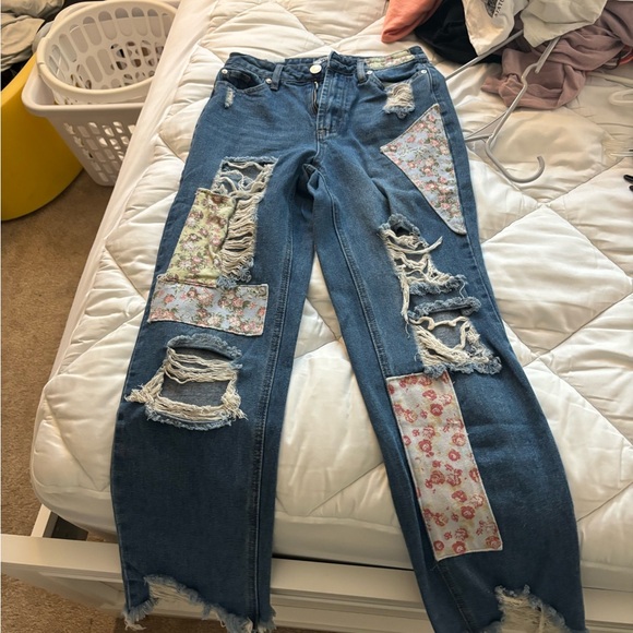 vintage almost famous Denim - Distressed Floral Patch Boyfriend Jeans